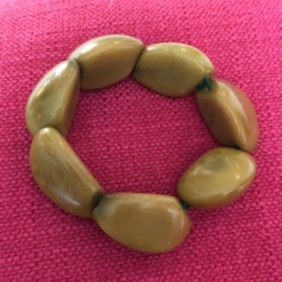 Eco-friendly Nuna Green Tagua Stretch Bracelet - Picture 1 of 3